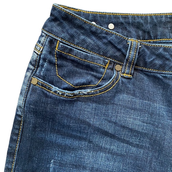 Cabi 3561 High Rise Straight Leg
Distressed Blue Jeans Size 10 - Picture 6 of 16